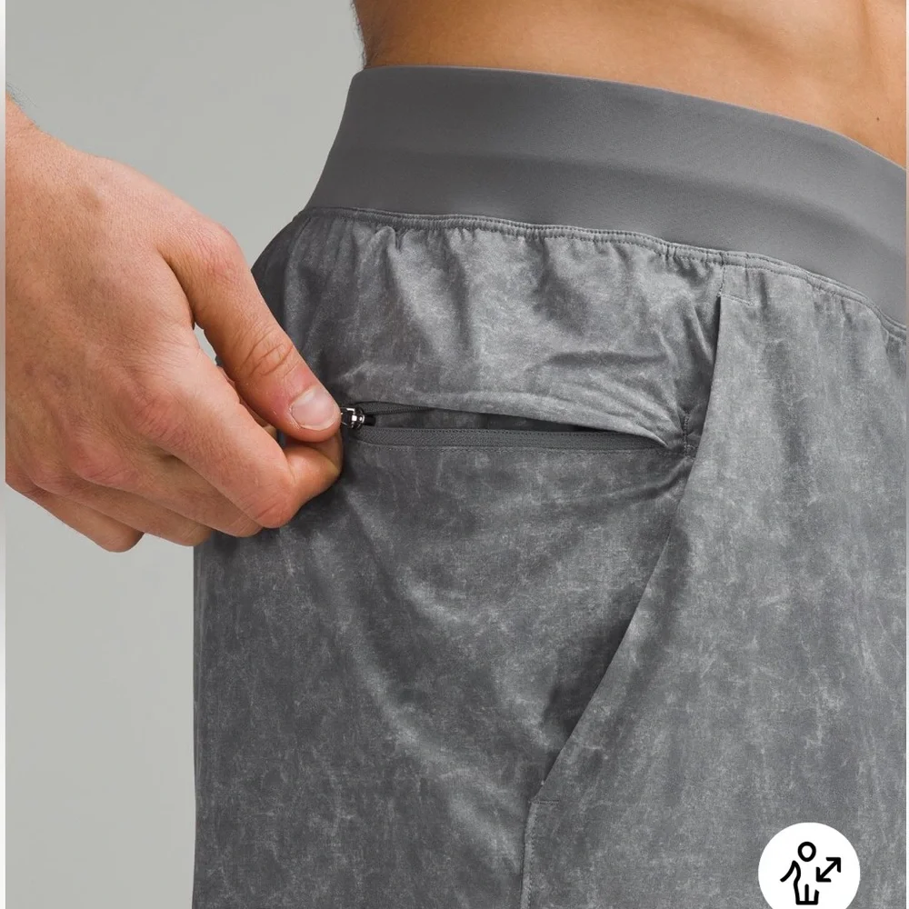 Lululemon men’s the liner less shorts 9”